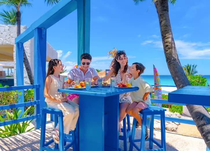 Familia en la Kiddo Zone del Grand Oasis Cancún