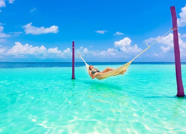 Hamaca sobre el mar en la zona solo para adultos del Grand Oasis Cancún
